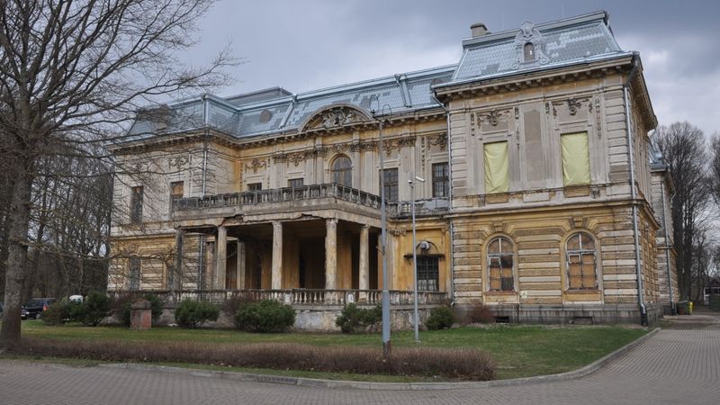 Lēnām atdzimst Virsnieku saieta nams Liepājā