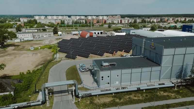 Latvijas maiznieks saules paneļu parkā investē vairāk nekā 500 000 eiro