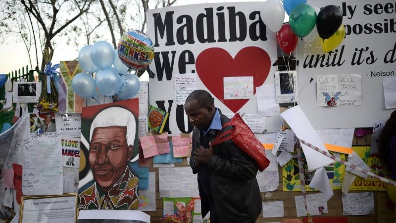 Mandelas veselības stāvoklis kritisks; iedzīvotāji pulcējas, lai paustu atbalstu