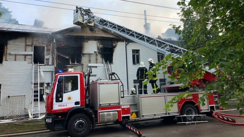 Netālu no Deglava tilta izcēlies ugunsgrēks, evakuēti 14 cilvēki