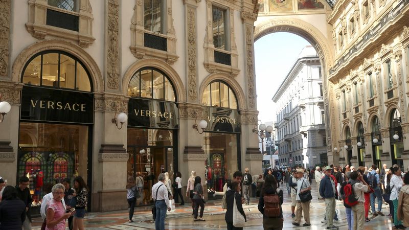 Versace īpašnieks plāno atvērt vairāk nekā 100 jaunu veikalu