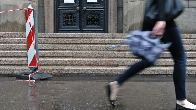 Ministru kabineta kāpnes nonākušas ķīlnieka lomā