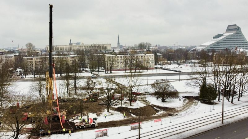 Pārstāda kokus Rīgas panorāmas rata izbūvei