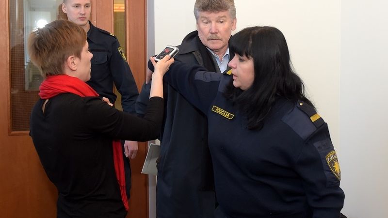 Bemhenu patur apcietinājumā