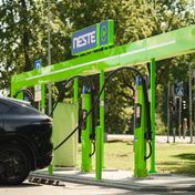 Neste Latvija Jūrmalā atklājusi elektroauto uzlādes staciju
