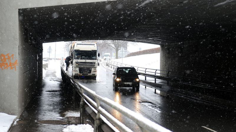 Kārtējā kravas automašīna, kas iesprūda zem Rīgas tilta