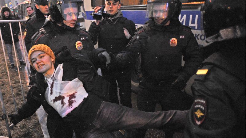 Maskavā aiztur desmitiem cilvēku, kas protestēja pret karu Krimā