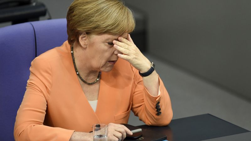 Merkele: Sarunu par jaunu glābšanas programmu Grieķijai pirms svētdienas referenduma nebūs