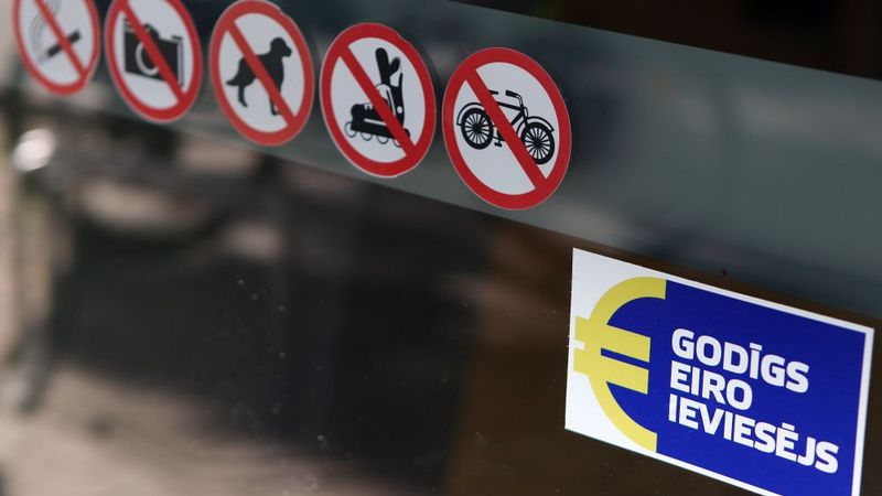 56% iedzīvotāju uzskata, ka uzņēmumi eiro ieviesuši godīgi