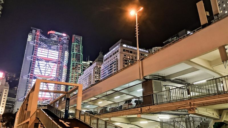 HSBC akcijas cena pirmdien Āzijas biržā nokritusies līdz 25 gados zemākajam līmenim