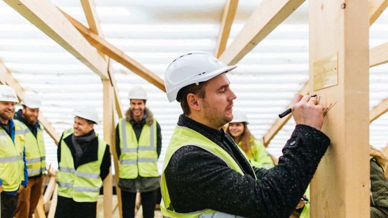 FOTO: Dzīvojamo ēku kompleksā Lindenholma svin spāru svētkus