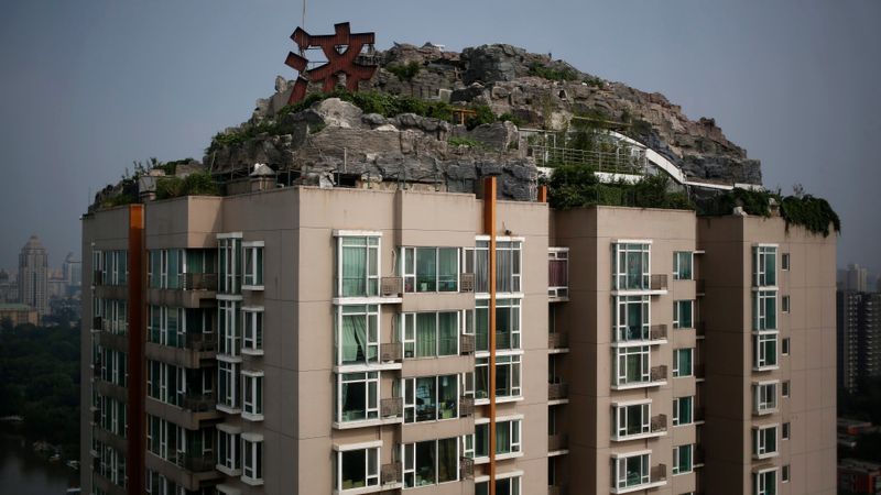 Pekinā nojauks uz 26 stāvu daudzdzīvokļu nama jumta uzceltu savrupmāju