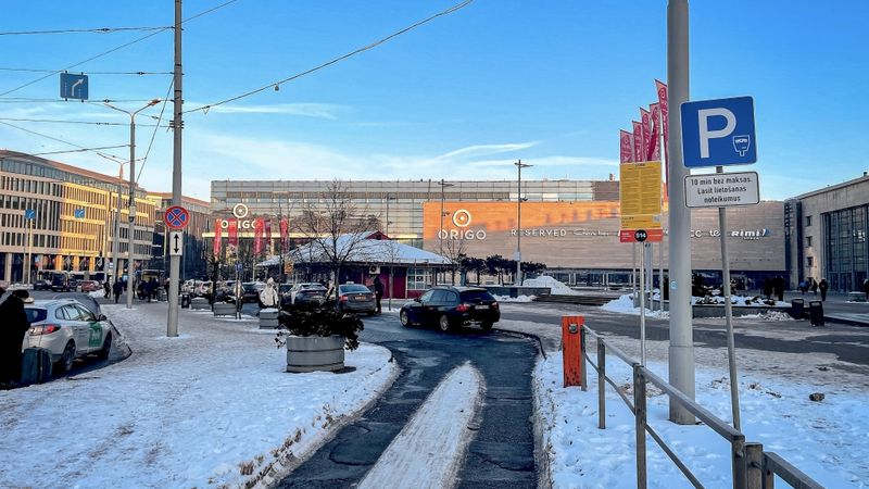 Stacijas laukumā atklāj publiski pieejamu īstermiņa autostāvvietu