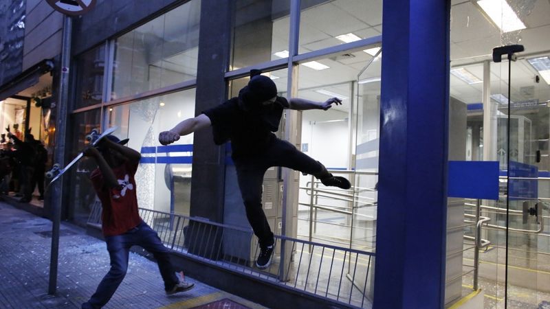 Demolējot bankas, brazīļu aktīvisti protestē pret gaidāmo futbola čempionātu