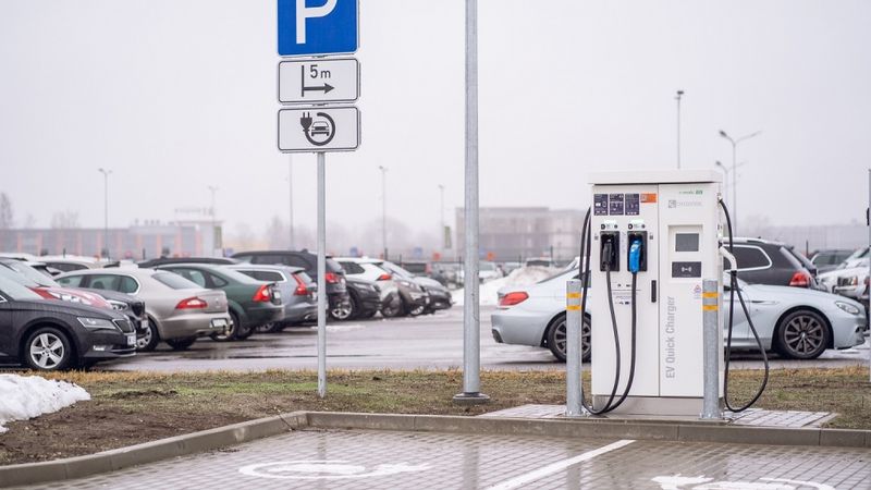 Lidostā atklāta elektroauto uzlādes stacija