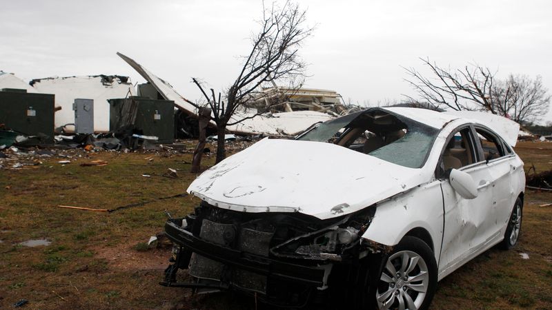 Tornado ASV dienvidos noslauka mājas līdz ar zemi
