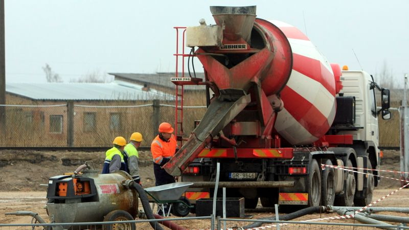 Pusei būvnieku grūtības «savilkt galus»