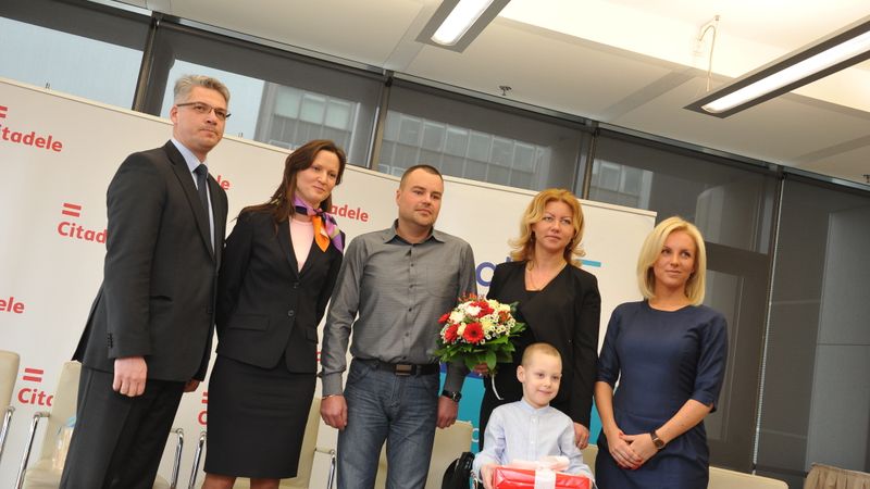 Papildināta ar foto - Dokumentus valsts galvotā kredīta saņemšanai Citadelē iesniegušas jau 110 ģimenes