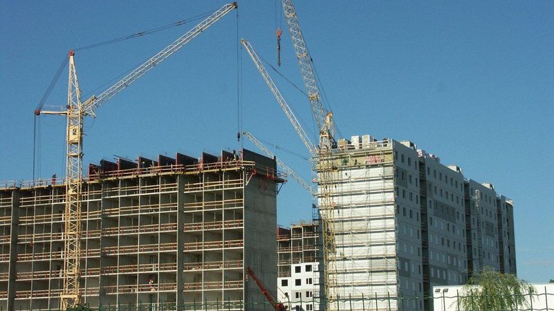 Līdz gada beigām pabeigs teju pustūkstoti dzīvokļu
