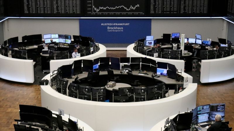 Akciju cenas Volstrītā pieaug cerībā uz jauniem stimuliem, bet Eiropā pārsvarā krītas