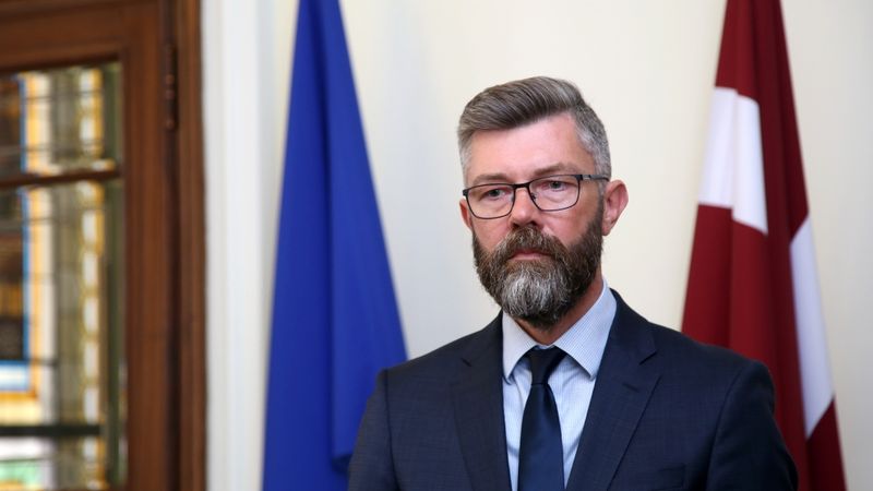 Papildināta - Reizniece-Ozola VID vadītāja amatam virza Māri Skujiņu