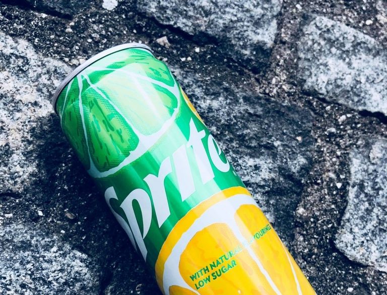 Sprite ieguvis jaunu vizuālo identitāti