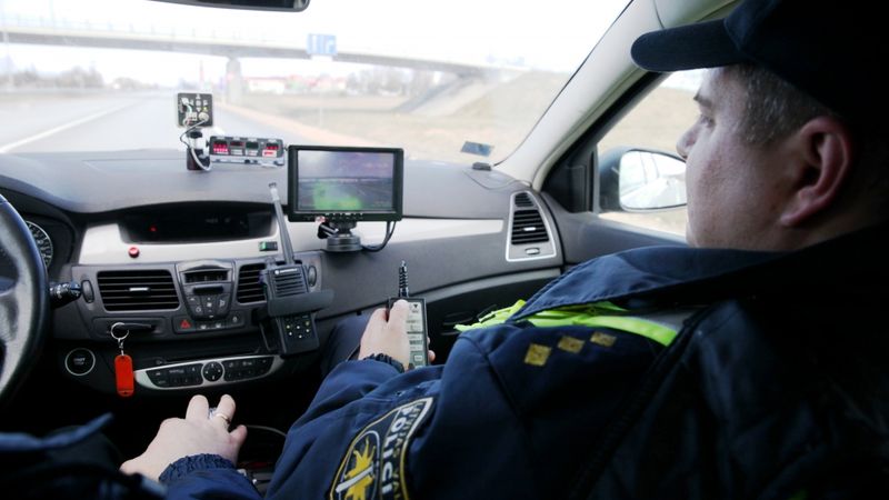 Policija uz ceļiem sāk masveida pārbaudes
