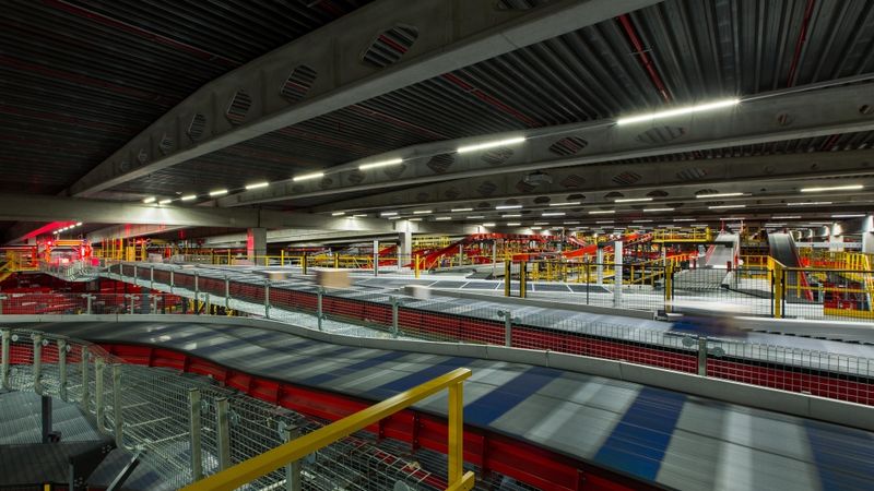 DHL Express, ieguldot 140 miljonus eiro, atver jaunu šķirošanas centru Briselē
